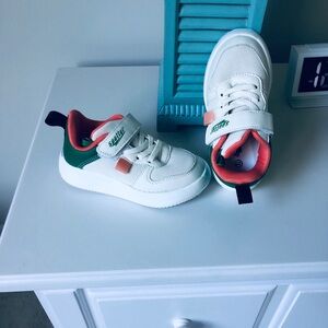 NWT Kids White and Pink Sneakers. Size 27